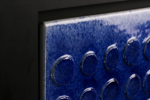 XXe siècle - Miyanaga Rikichi, Miyanaga Tozan III,  plaque de Porcelaine intitulée Le Corridor bleu 1992