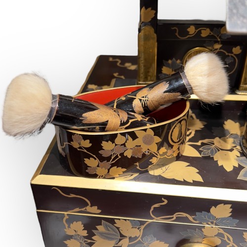  - Kyodai, miror holdern Black and gold lacquer, Japan Edo period