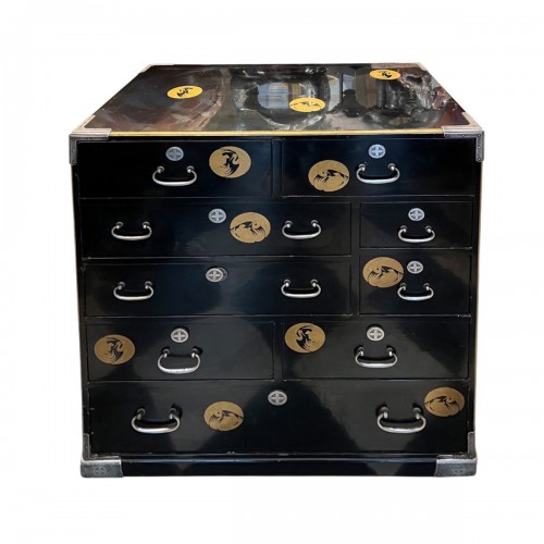 Japanese lacquer tansu with silver fittings, Shimazu Ka Mon 19th century 