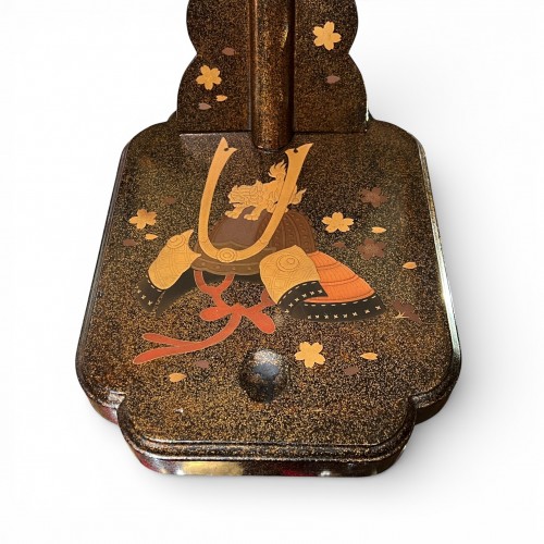 Antiquités - Porte sabre Sachi Kake en Laque Kabuto & Shishi — Japon 19e siècle