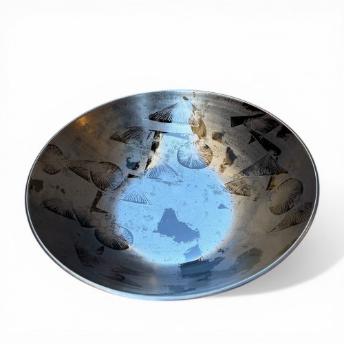 Japan, Large Temmoku dish with pines decor by Nonaka Taku - 