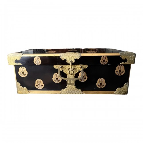 Large lacquer nagamochi, Edo period