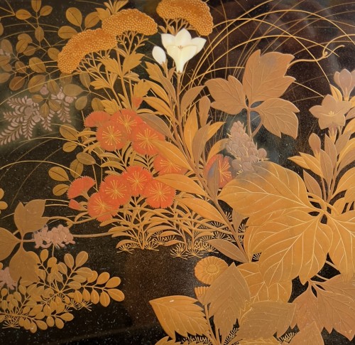 Kurodana signé, décor de fleurs et herbes en maki-e, Japon 1ere moitié du XXe - Cristina Ortega & Michel Dermigny