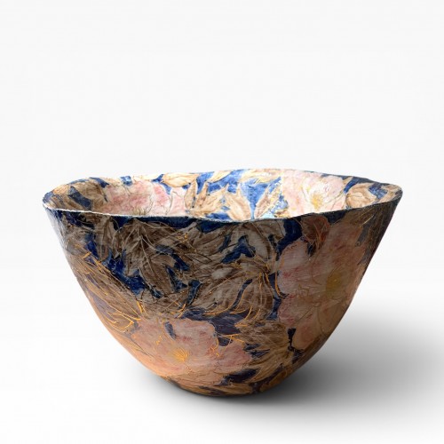 XXe siècle - Kyoko Shimada, grande coupe en céramique à décor floral et fond or et argent