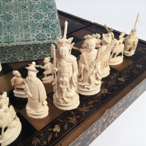 Chinese export Chess set and jacquet (Backgammon) with Lacquer folding tray - 