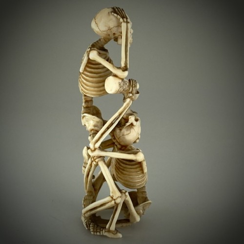 Okimono, two skeletons drinking sake, Japan 19th - 