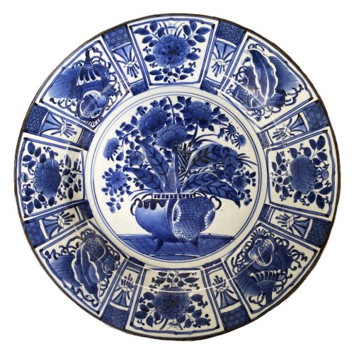 Japon, grand plat en porcelaine bleu blanc, 17e siècle