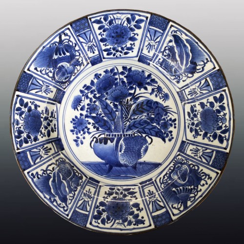 Japan, large blue and white porcelain charger, 17th century - 