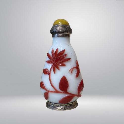 China, 19th c Peking glass Snuff bottle with a silver mount from Maquet - Asian Works of Art Style 