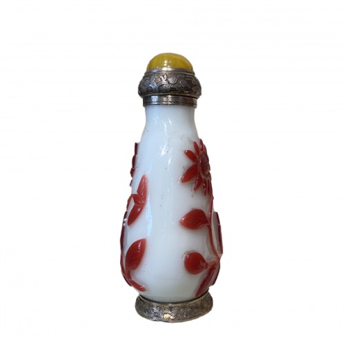 Asian Works of Art  - China, 19th c Peking glass Snuff bottle with a silver mount from Maquet