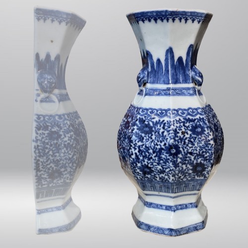 China, blue and white porcelain wall vase, 18th century. - 