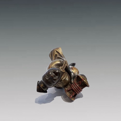 Asian Works of Art  - Japan, Lacquer netsuke of a court drummer, Edo period, 19 th Century 