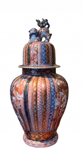 Japan , large Imari porcelain covered vase, Arita 19th c