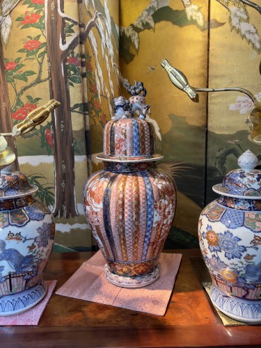 Japan , large Imari porcelain covered vase, Arita 19th c - Asian Works of Art Style 