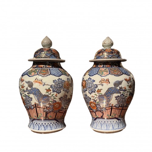 Paire de vases potiches couvertes en porcelaine de Arita àdécor Imari