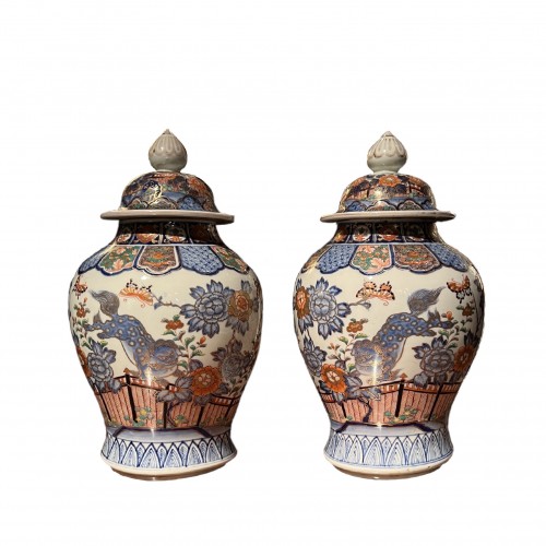 Paire de vases potiches couvertes en porcelaine de Arita à décor Imari