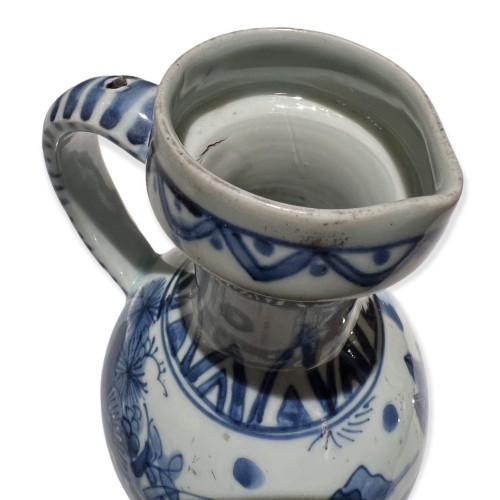 Blue white porcelain ewer, Arita, circa 1660-1680. - Asian Works of Art Style 
