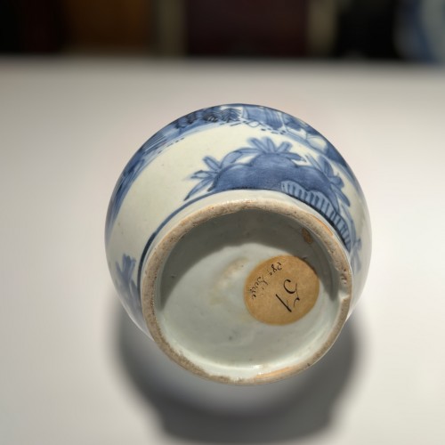 Pichet en porcelaine bleu blanc, Japon Arita vers 1660-1680. - Cristina Ortega & Michel Dermigny