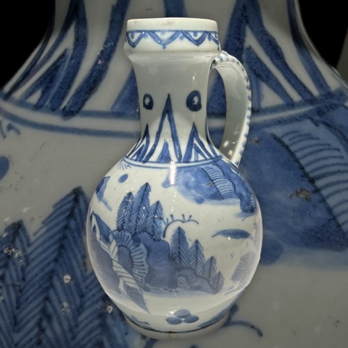 Blue white porcelain ewer, Arita, circa 1660-1680. - 