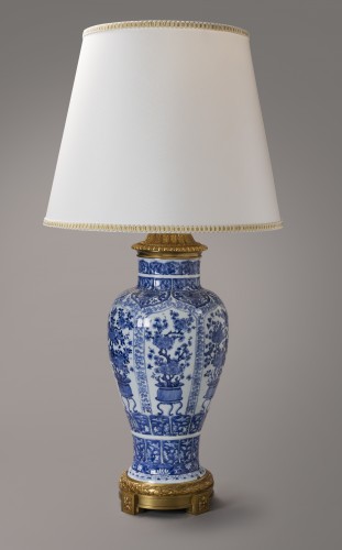 Pair of large Kangxi blue and white vases mounted as lamps. - Asian Works of Art Style 