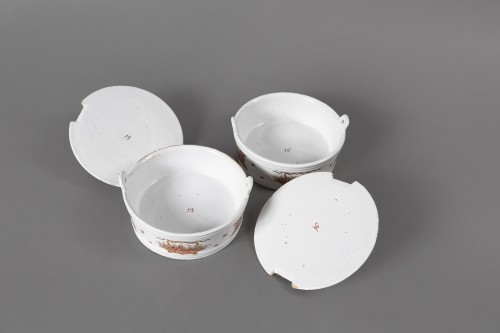 A pair of Dutch Delft doré round butter tubs with cover - Porcelain & Faience Style 