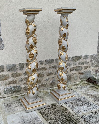 Paire de colonnes torses en bois laqué gris et redoré - Danièle Fontaine Antiquaire