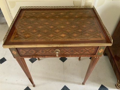 Mobilier Bureau et Secrétaire - Table de salon à écritoire Louis XVI estampillée F. Bayer et poinçon de jurande