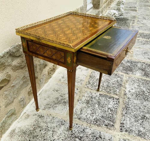 XVIIIe siècle - Table de salon à écritoire Louis XVI estampillée F. Bayer et poinçon de jurande