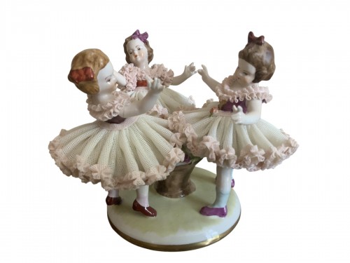 Groupe de trois ballerines en porcelaine de Capodimonte. (Italie)