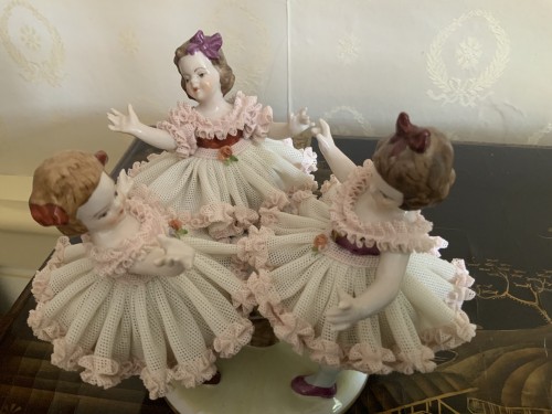 XXe siècle - Groupe de trois ballerines en porcelaine de Capodimonte. (Italie)