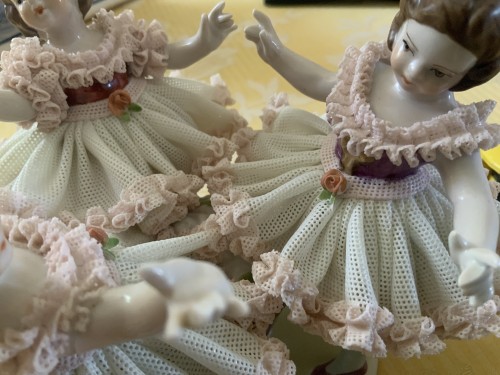 Antiquités - Groupe de trois ballerines en porcelaine de Capodimonte. (Italie)