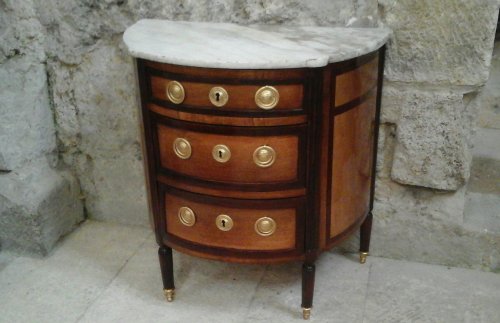 Commode demi-lune époque Louis XVI en placage de noyer et acajou