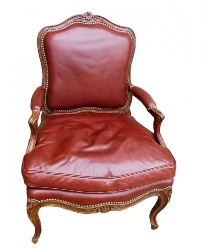 Fauteuil à dos plat époque Louis XV avec garniture cuir