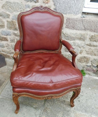 Fauteuil à dos plat époque Louis XV avec garniture cuir - Sièges Style Louis XV