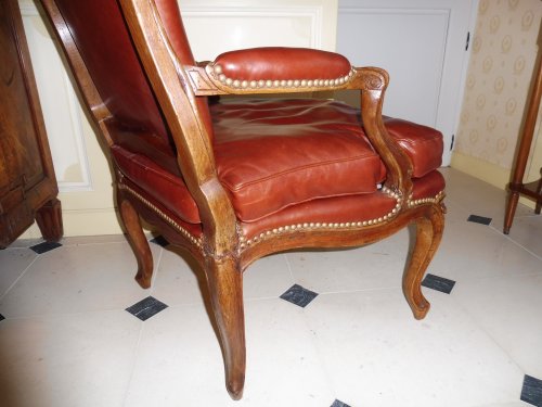 Fauteuil à dos plat époque Louis XV avec garniture cuir - Danièle Fontaine Antiquaire