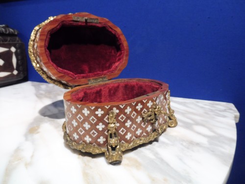 Coffret à bijoux en marqueterie de bois de rose et ivoire, époque Napoléon III - Objets de Vitrine Style Napoléon III