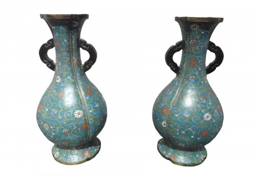Grande paire de vases en bronze cloisonné