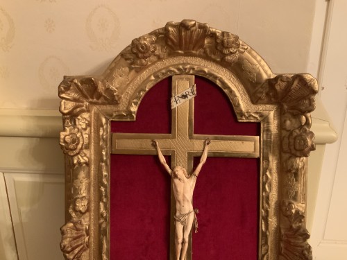 Christ en ivoire de Dieppe dans son cadre Régence en bois doré - Art sacré, objets religieux Style Régence