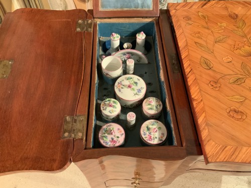 Louis XV - Coiffeuse Louis XV estampillée F. Rubestuck et ses flacons en porcelaine de Mennecy