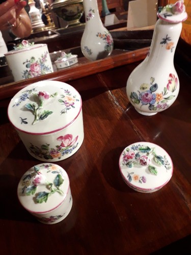 Antiquités - Coiffeuse Louis XV estampillée F. Rubestuck et ses flacons en porcelaine de Mennecy