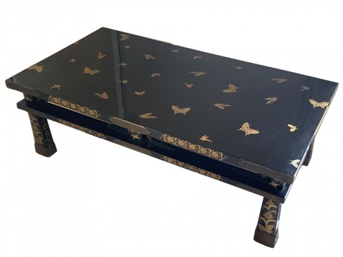 Table basse en laque noire et or, Epoque Meiji 1868 - 1912