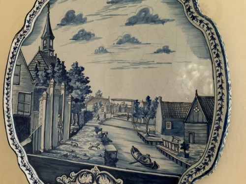 Grande plaque en faïence de Delft, XVIIIe - Danièle Fontaine Antiquaire