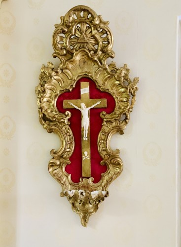 Important bénitier en bois doré  XVIIIe - Art sacré, objets religieux Style Louis XV