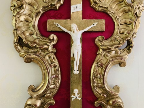 Art sacré, objets religieux  - Important bénitier en bois doré  XVIIIe