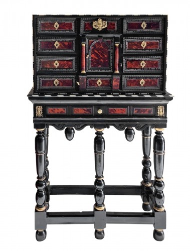 Cabinet Anversois du XVIIe en ébène, écaille rouge et ivoire
