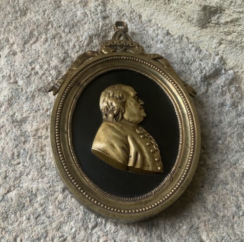 Benjamin Franklin, médaillon en bronze doré sur marbre noir fin du XVIIIe siècle - Objets de Vitrine Style Louis XVI