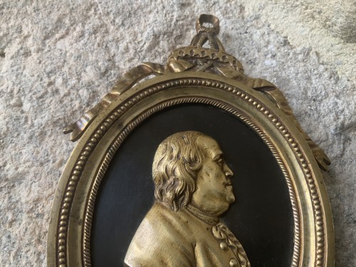 Objets de Vitrine Miniatures - Benjamin Franklin, médaillon en bronze doré sur marbre noir fin du XVIIIe siècle