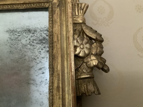Miroirs, Trumeaux  - Miroir à fronton en bois doré, époque Louis XVI