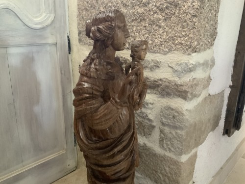 Vierge à l’enfant XVIIe en chêne sculpté en ronde bosse - Sculpture Style Louis XIII