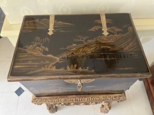 Coffre en laque du Japon (Edo - 1680) sur sa console fin XVIIe en bois doré - Danièle Fontaine Antiquaire